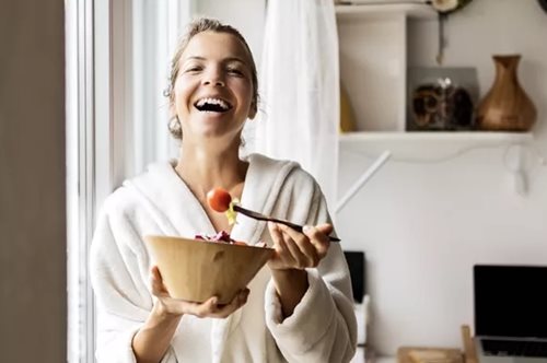 11 τροφές που καταπολεμούν το φούσκωμα και ενισχύουν τον μεταβολισμό