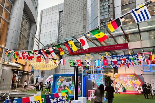 Ιάπωνες φίλαθλοι παραδίδουν μαθήματα πολιτισμού μαζεύοντας σκουπίδια στις εξέδρες του Khalifa Stadium στη Ντόχα