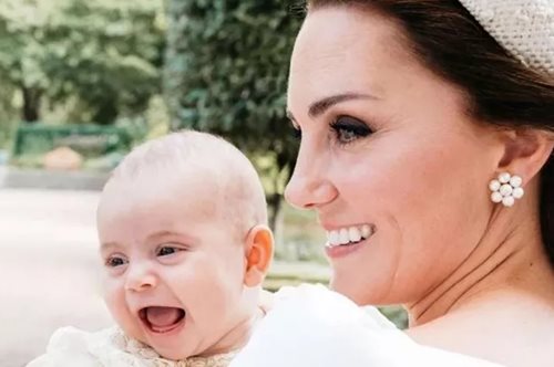 Η εικόνα της πριγκίπισσας της Ουαλίας να πηγαίνει τα παιδιά της στο σχολείο κάνει το γύρο του διαδικτύου