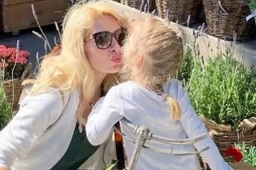 Ξανθιά και χαμογελαστή: Η Μαρίνα Παντζοπούλου έχει γενέθλια – Οι ευχές της Ελένης Μενεγάκη