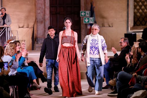 Η συγκινητική επίδειξη μόδας με κοσμήματα και ρούχα που σχεδίασαν πρόσφυγες