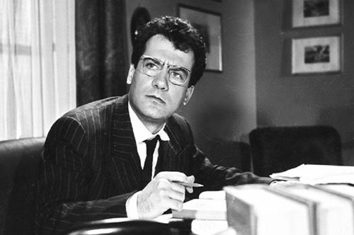 Οι θαυμάστριες του έκαναν ουρά για να τον δουν, λιποθυμούσαν στο πέρασμά του, μάζευαν ακόμα και τις γόπες από τα τσιγάρα του