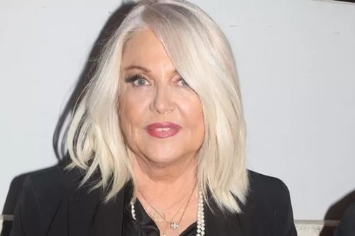 Sexy η Ρούλα Κορομηλά στον καναπέ της | Η φωτογραφία από το σαλόνι της