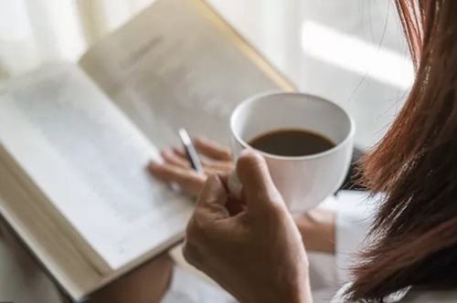 Οι μισοί Έλληνες γράφουν, κι οι άλλοι μισοί δεν διαβάζουν: Τι λένε οι εκδότες για το βιβλίο στην Ελλάδα σήμερα