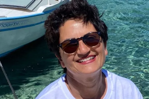 Πιο cool από ποτέ: Η Άλκηστις Πρωτοψάλτη κάνει surf και μας δείχνει το γυμνασμένο της κορμί