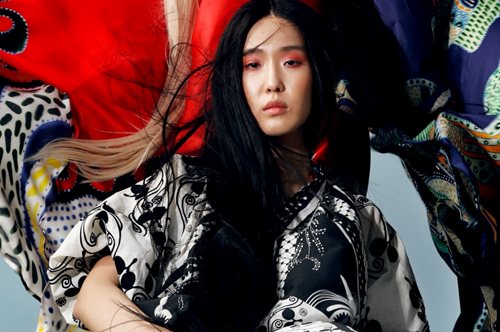 Η νέα συλλογή του Kose Resortwear εμπνέεται από τα χειροποίητα κεραμικά πλακάκια της Μυρσίνης Αλεξανδρίδη