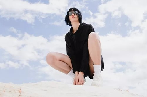 Αυτό είναι το brand στο οποίο πρέπει να στραφείς για τα καλοκαιρινά casual looks σου