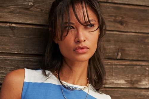 #SummerFavorites: Με αυτό το ριγέ φόρεμα θα αντιμετωπίσεις με στιλ τον καύσωνα του καλοκαιριού