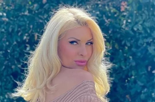 Στο καλαίσθητο μπάνιο της Ελένης Μενεγάκη: Η μίνιμαλ αισθητική και ο εντυπωσιακός καθρέφτης