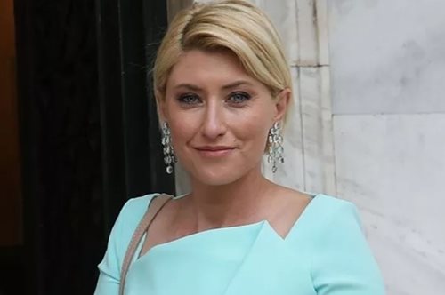 Σία Κοσιώνη: Φωτογραφίζει τον Κώστα Μπακογιάννη και τον γιο τους στο κέντρο της Αθήνας