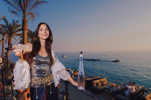 Ένα βράδυ με την Ηλιάνα Παπαγεωργίου και την ultra premium βότκα Grey Goose Altius στα πιο διάσημα club της Μυκόνου!