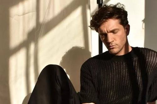 O Mιχαήλ Ταμπακάκης εξοργίζεται με τα χυδαία σχόλια για την παράσταση που πρωταγωνιστεί - Οι 