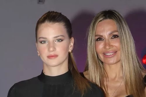 Η Ελένη Πετρουλάκη στη (σούπερ εξοπλισμένη) κουζίνα της - Φτιάχνει καρμπονάρα για την οικογένειά της