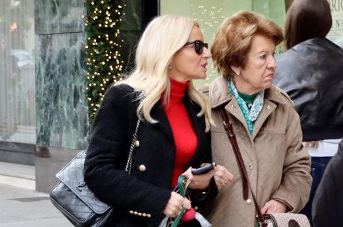 Μαρία Μπεκατώρου | Με τσάντα Saint Laurent σε σπάνια εμφάνιση με τη μητέρα της, Αννίτα