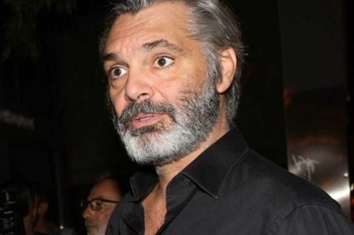 Ο Άλκης Κούρκουλος σε μια σπάνια βραδινή έξοδο για να παρακολουθήσει την σύντροφό του