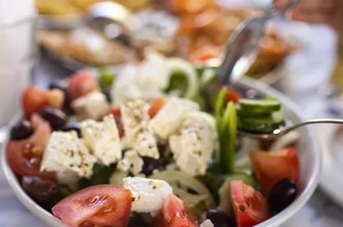 Ντάκος ή χωριάτικη; Ποια σαλάτα είναι πιο υγιεινή;