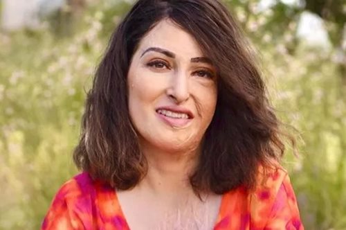 Η Ιωάννα Παλιοσπύρου ποζάρει φορώντας ένα mini floral φόρεμα, μπροστά από μία υπέροχη παραλία της Μήλου