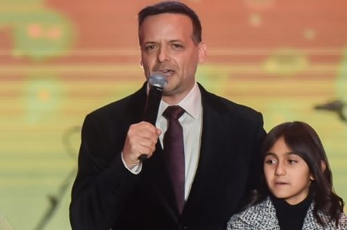 Ακραία και ρατσιστικά σχόλια για την κόρη της δημοσιογράφου Νάνσυς Ζαμπέτογλουι στη γιορτή στο Σύνταγμα - Νόμιζαν ότι ήταν από την Παλαιστίνη