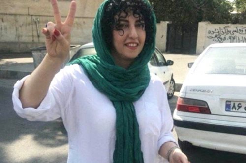 Ιράν: Η νομπελίστρια της Ειρήνης Ναργκίς Μοχαμαντί κατάφερε να βγάλει κρυφά ένα μήνυμα από το κελί της