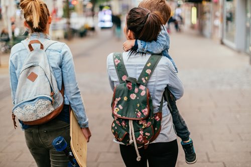 Έρευνα: Τα παιδιά που μεγαλώνουν από ομόφυλα ζευγάρια δεν διαφέρουν από τα υπόλοιπα