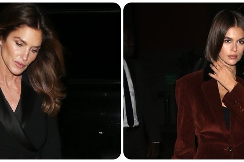 Μαμά και κόρη με matchy matchy σύνολα στο κόκκινο χαλί