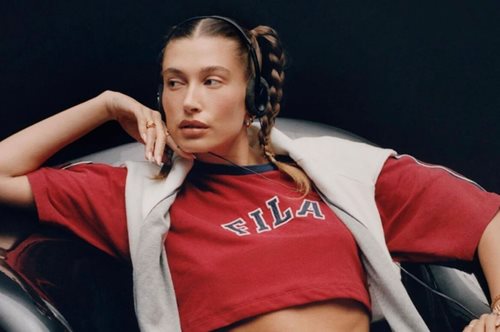 Χέιλι Μπίμπερ: Επαναπροσδιορίζει το athleisure look της Πριγκίπισσας Νταϊάνα