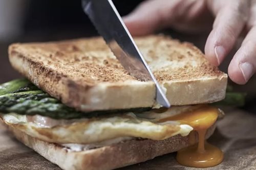 Με τι αντικαθιστώ τα αλλαντικά στο βραδινό μου τοστ: Η αγαπημένη μου επιλογή