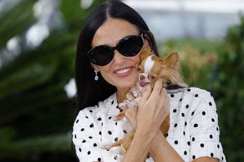 Ντέμι Μουρ: Μετά από 27 χρόνια επιστρέφει στις Κάννες και ο νέος της συνοδός, είναι το σκυλάκι της Πιλάφ