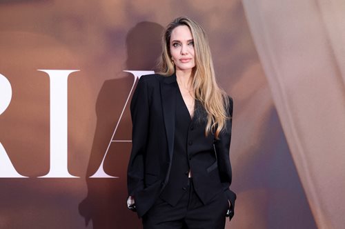 Η Αντζελίνα Τζολί έχει καθε λόγο να χαμογελάει και πάλι