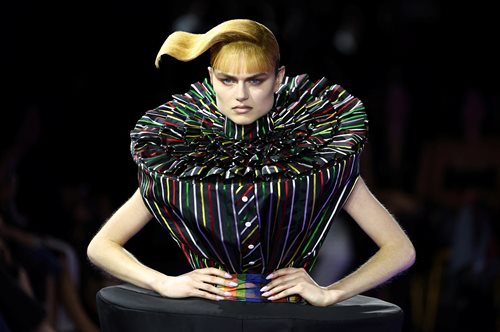 Η πολύχρωμη παιδική χαρά της Haute Couture των Viktor & Rolf αποδεικνύει πως η Μόδα τρέφεται από την έμπνευση