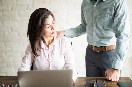 Έρευνα: τι πιστεύουν οι άντρες για τη σεξουαλική παρενόχληση στην εργασία;