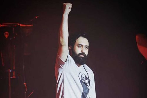 Ιράν: τραγουδιστής καταδικάστηκε σε φυλάκιση γιατί είχε γράψει το τραγούδι κατά της μαντίλας