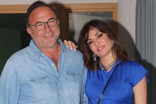 Η Δήμητρα Ματσούκα με μπλε σατέν φόρεμα στο πλευρό του Πέτρου Κόκκαλη