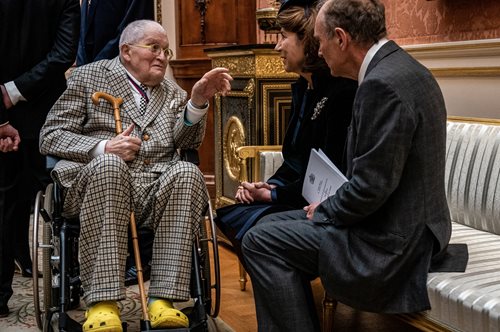 Ντέιβιντ Χόκνεϊ: Ο πιο ακριβοπληρωμένος εν ζωή καλλιτέχνης στα 87 του, είναι ένα αληθινό Style icon