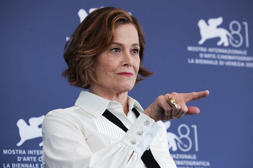 Φεστιβάλ Βενετίας 2024: Με navy look και Chanel αξεσουάρ εμφανίστηκε η 74χρονη Σιγκούρνι Γουίβερ