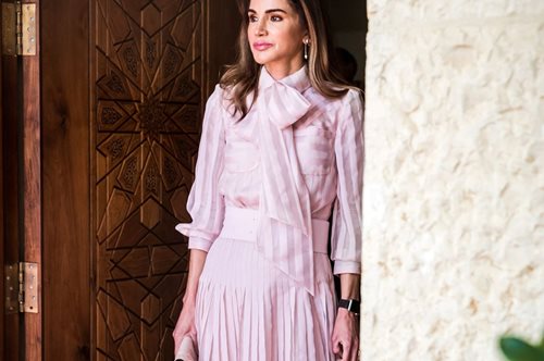 Βασίλισσα Ράνια: Φόρεσε το φόρεμα που είναι απαραίτητο σε κάθε καλοκαιρινή γκαρνταρόμπα