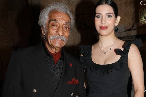 Δανιέλα Χατζή: Η όμορφη 20χρονη είναι το έκτο παιδί του 87χρονου Κώστα Χατζή και ασχολείται επαγγελματικά με το τραγούδι