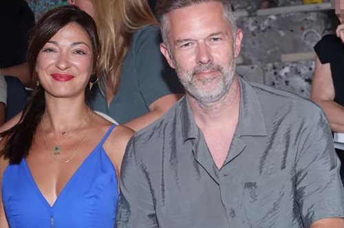 Σαν δίδυμα: Ο Χρήστος Λούλης φωτογραφίζει τα παιδιά του στην παραλία