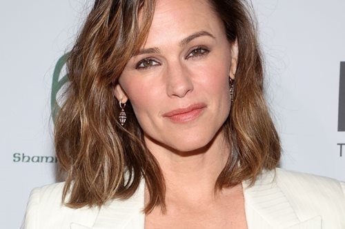 10 άκρως κολακευτικές σκιές ματιών για γυναίκες άνω των 50