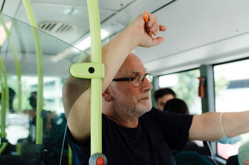 Θεατρική παράσταση σε... λεωφορείο