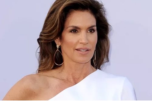 Σίντι Κρόφορντ: Η selfie χωρίς ίχνος μακιγιάζ και τα μυστικά της για μία χαλαρή μέρα