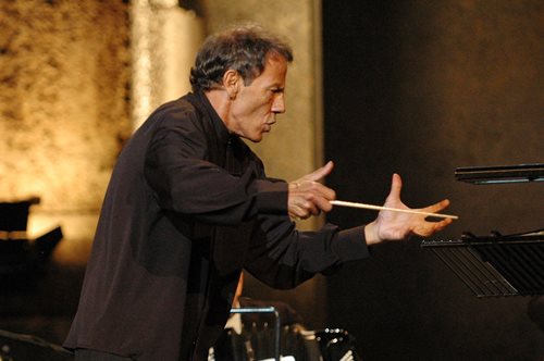 Ήταν μια φορά ένας αγόρι που λεγόταν Σταύρος Ξαρχάκος: Μια σειρά επεισοδίων με άγνωστές πτυχές της ζωής και του έργου του