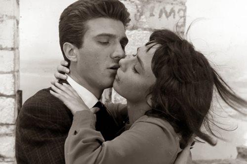 Ο γάμος της Ξένιας Καλογεροπούλου και του Γιάννη Φέρτη στο γραφικό εκκλησάκι της Καισαριάνης