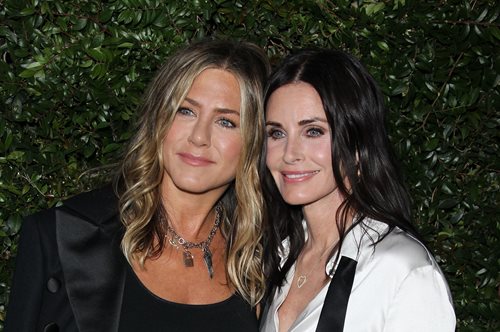 Τζένιφερ Άνιστον: Οι συγκινητικές ευχές στην κολλητή της Κόρτνεϊ Κοξ