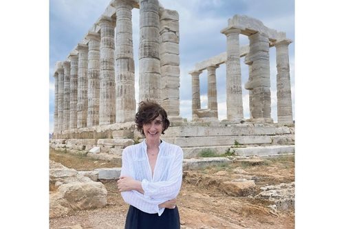 Ολυμπία Κρασαγάκη: Με φόντο τον Ναό του Ποσειδώνα στέλνει ένα δυνατό μήνυμα για το καρκίνο