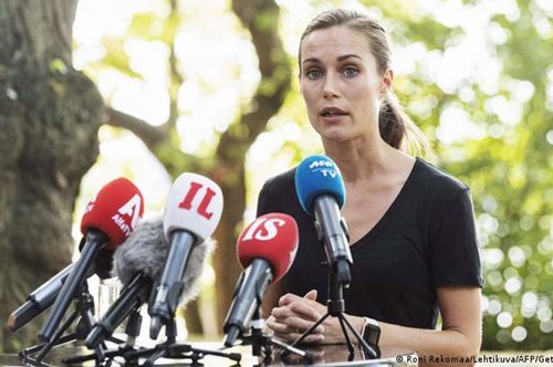 Το βίντεο συμπαράστασης από εκατοντάδες γυναίκες για την πρωθυπουργό της Φινλανδίας Σάνα Μαρίν