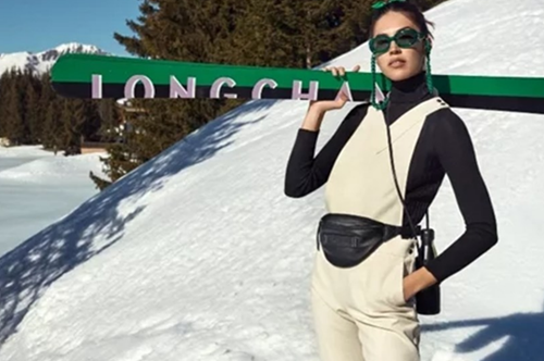 Longchamp Fall / Winter 2022: H νέα κολεξιόν του οίκου εμπνέεται από τις χειμερινές αποδράσεις στις Άλπεις