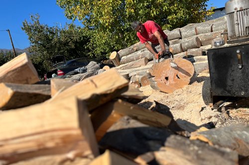 Ξύλα, κομπόστες, τραχανάς- πώς τα ακριτικά χωριά της Αλμωπίας στη Μακεδονία ετοιμάζονται για τον χειμώνα