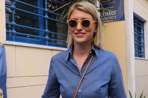 H Σία Κοσιώνη φυτεύει οπωροκηπευτικά στην ταράτσα του σπιτιού της