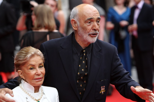 Mισελίν Ρόκμπρουν: Η σύζυγος του Σον Κόνερι ποζάρει με μπικίνι και 